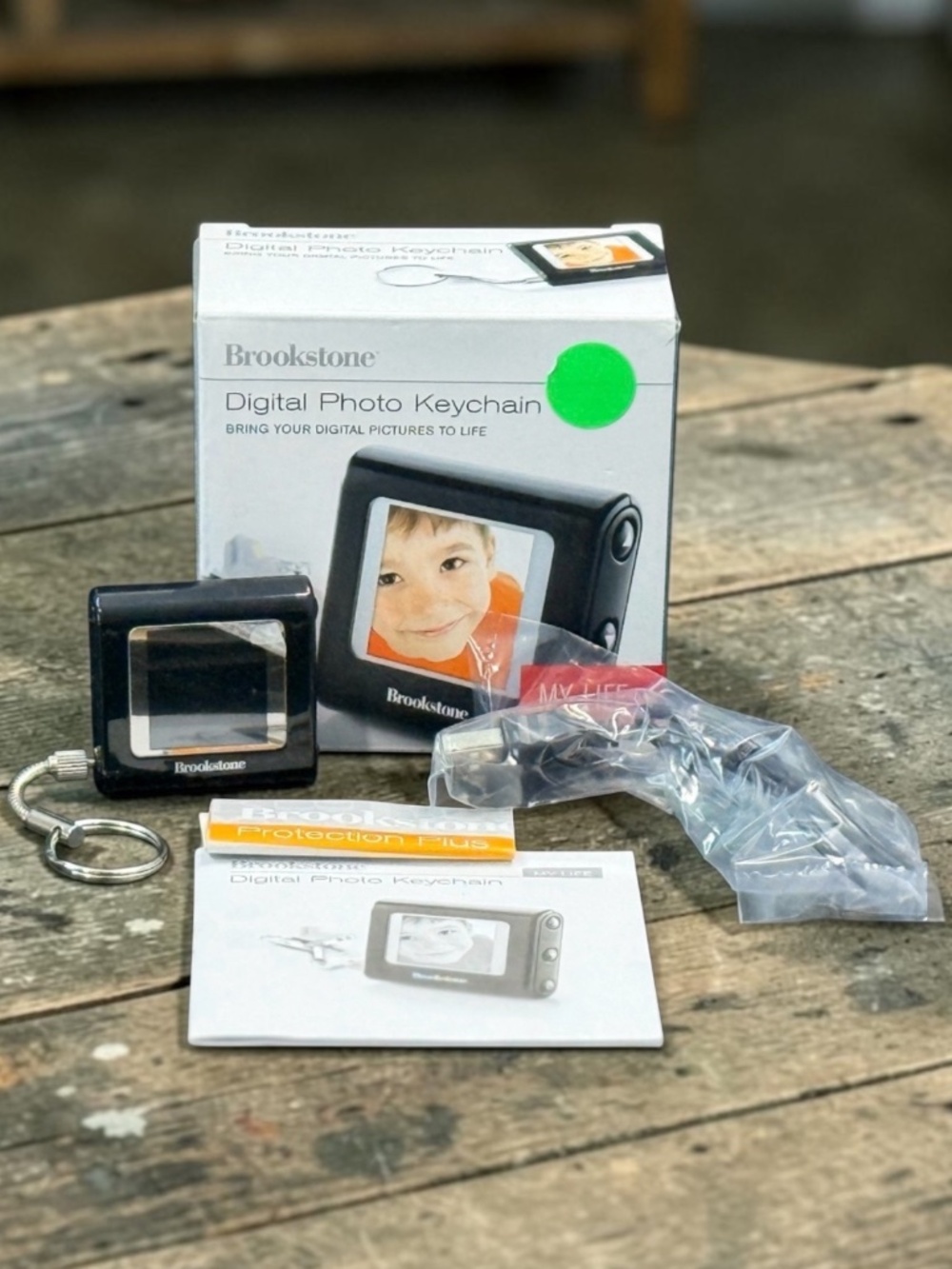 BROOKSTONE Digital Photo Keychain